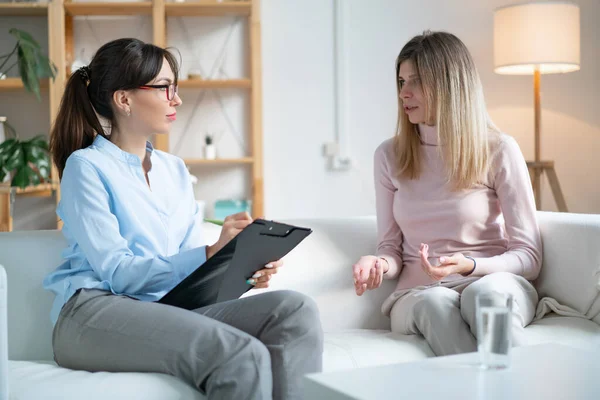 Paziente Parla Dei Suoi Problemi Con Psicoterapeuta Seduto Sul Divano — Foto Stock