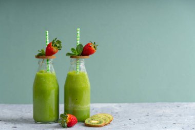 Bir bardak yeşil taze meyve suyu..