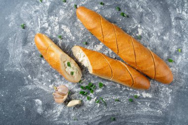 Sarımsakla doldurulmuş taze İtalyan ekmeği. Geleneksel İtalyan yemekleri. Üst görünüm.