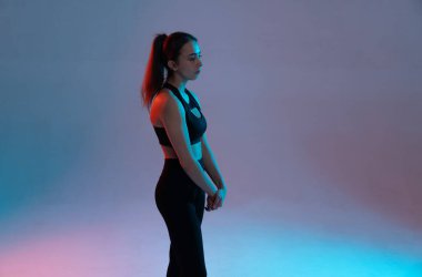 Kadın kollarını kavuşturmuş ve üzüntüyle aşağıya bakıyor..