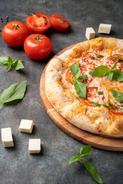 Gri taşlı arka planda pizza margherita, Domatesli pizza, Basil ve Mozzarella peyniri..