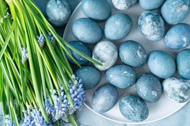 Paskalya bayramının en güzel manzarası boyalı yumurtalar ve masa peçetesinde misk çiçeği buketleriyle durgun bir hayat..