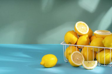 Basit arka planda sarı limonlar, yaprakların arasından ışık, ilkbahar vitamin eksikliği konsepti ve sağlıklı yaşam tarzı..