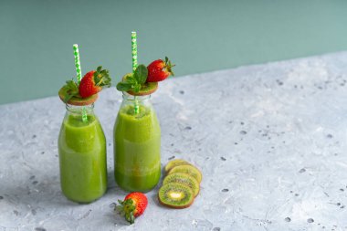 Taze meyve yemişli iki şişe meyve suyu..