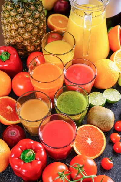 Nypressade Grönsaks Och Fruktjuicer Glasbehållare Och Kannor — Stockfoto
