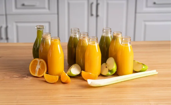 Elma, narenciye ve kereviz suyundan taze meyve suyu. Sağlıklı yiyecekler, sağlıklı vitamin diyeti. Meyve suyu orucu.