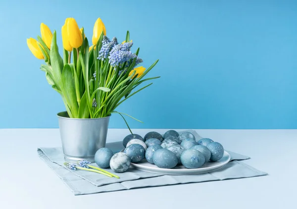 Muscari Bloemen Emmer Paaseieren Geschilderd Als Blauwe Stenen Marmer — Stockfoto