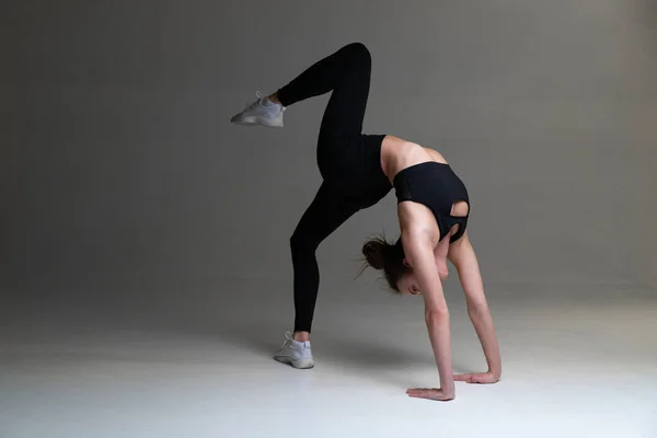 Женщина Выполняет Акрабатические Упражнения Handstand — стоковое фото