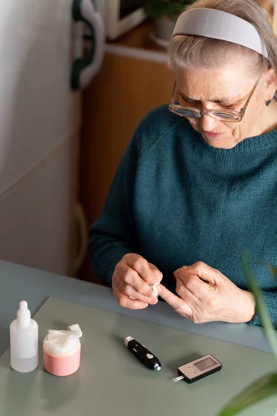 Elderly Old Woman Glasses Suffers Diabetes Mellitus Treatment Finger Hydrogen — Stock Photo, Image