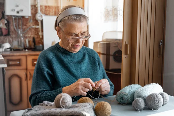 Octogenarian Old Woman Knits Knitting Needles Using Woolen Threads Large — Stock Photo, Image