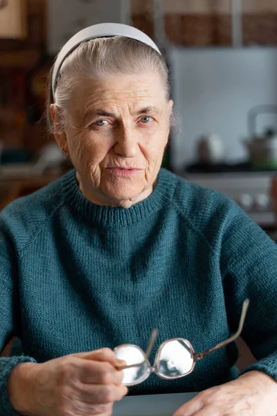 Old Woman Gray Hair Holds Eyeglasses Her Hand Looks Camera — Stock Photo, Image