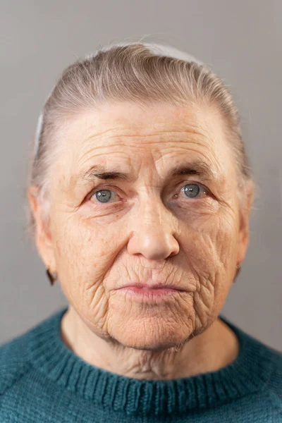 Face Elderly Woman 80S Deep Wrinkles Looks Camera Portrait Old — Stock Photo, Image