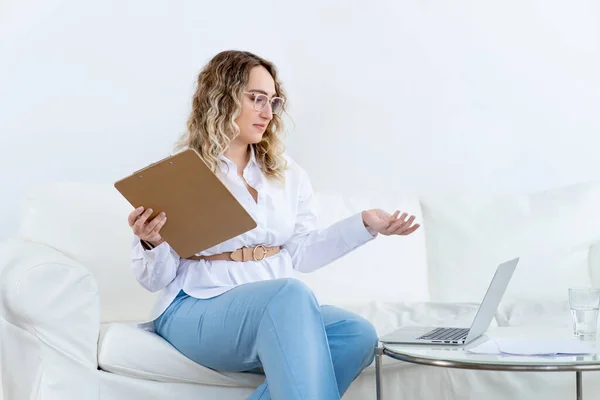 Donna Psicologa Con Capelli Biondi Ricci Sta Discutendo Vigorosamente Problema — Foto Stock