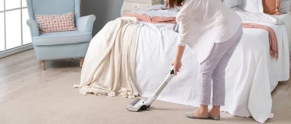 Woman Vacuums Bare Floor Bedroom Large Bed Blanket Creeping Floor — Stock Photo, Image