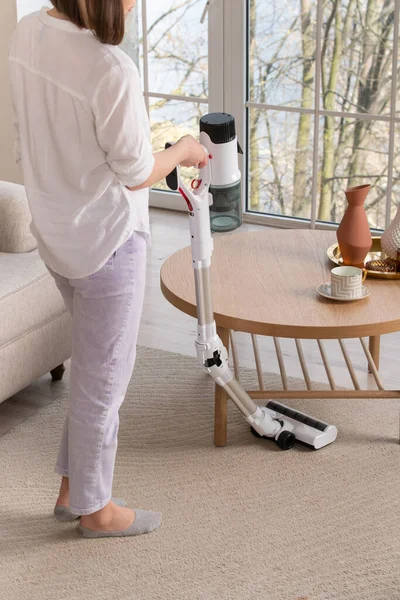 Mujer Camisa Ligera Pantalones Aspiradores Debajo Mesa Madera Salón Con — Foto de Stock