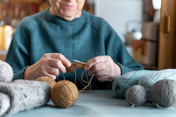 Elderly Lady Engaged Interesting Hobby Old People Knitting Home Hobbies — Stock Photo, Image