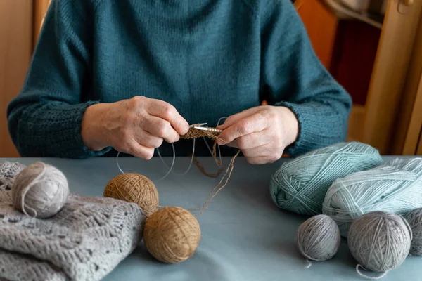 用毛线织毛衣 对老年人来说是一种有趣的爱好 你不用离家就能做的嗜好 — 图库照片