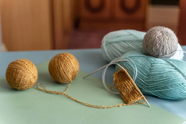 桌面上摆放着天然的蓝 褐色毛线和针织针织针织针织品 编织的开始 一种业余爱好 — 图库照片