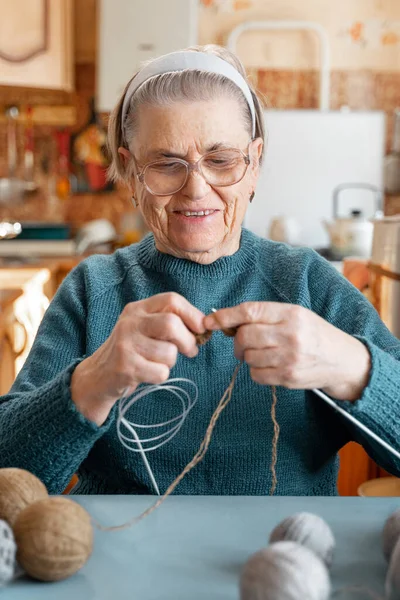 Happy Gray Haired Seventy Year Old Woman Knits Using Woolen — Stock Photo, Image