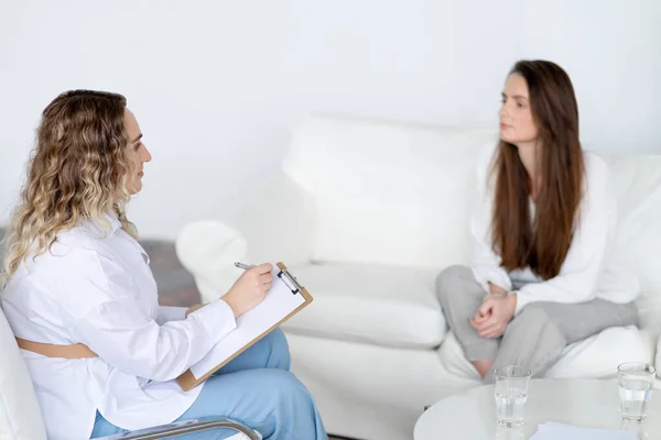 Consulta Psicólogo Una Doctora Está Hablando Con Una Paciente Consultorio — Foto de Stock