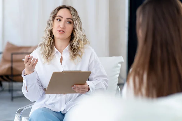 Più Dimensioni Psicologa Femminile Consulenza Con Paziente Irriconoscibile Spiega Con — Foto Stock