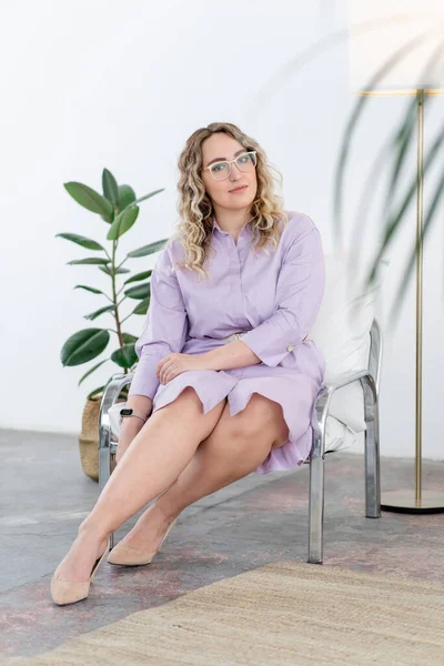 Vacker Kvinnlig Terapeut Med Glasögon Sitter Stol Och Tittar Kameran — Stockfoto