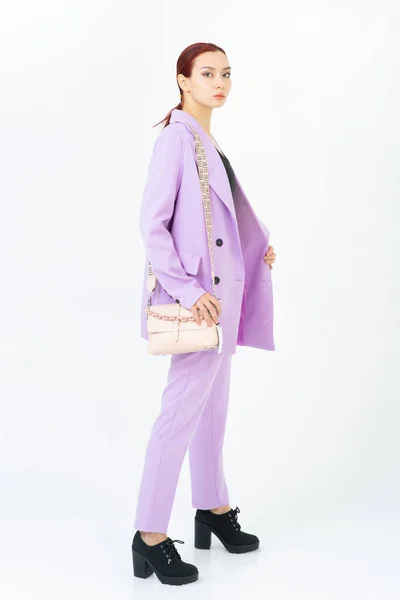 Asian Woman Fashionable Purple Suit Beige Bag Wide Chain Posing — Stock Photo, Image