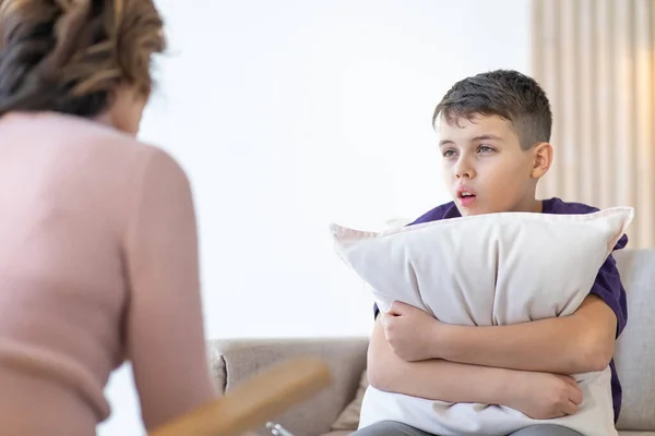 Worried Teenager Hugs Pillow While Sitting Couch Psychologist Consultation Psychologist — Stock Photo, Image