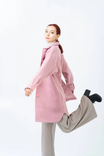 Жінка Рудим Волоссям Позує Модному Рожевому Пальто Чорному Взутті Піднімається — стокове фото