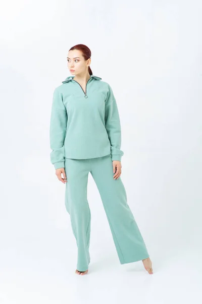 Asiatisk Kvinna Med Rött Hår Står Barfota Turkos Fleece Pyjamas — Stockfoto