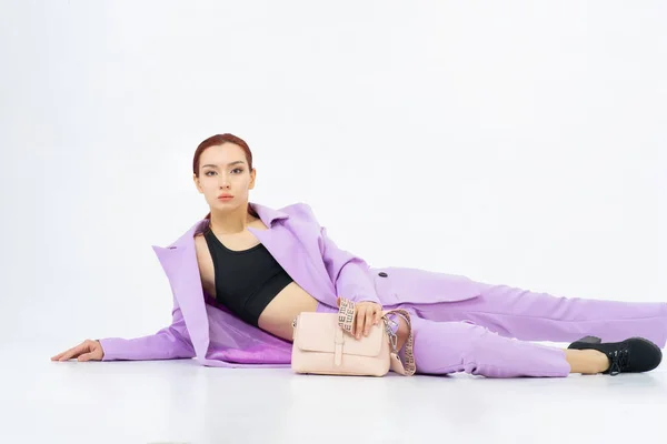 Asiatisk Kvinna Ligger Golvet Och Poserar Studio Lila Kostym Med — Stockfoto