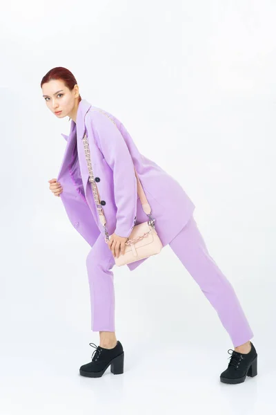 Asian Woman Red Hair Purple Suit Beige Bag Black Shoes — Stock Photo, Image