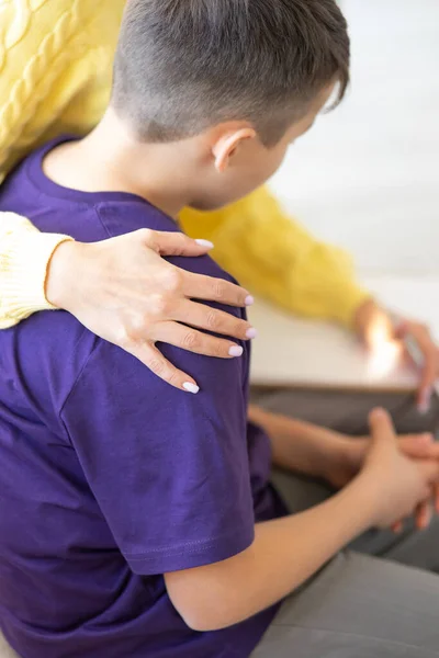 Närbild Händer Oigenkännlig Kvinna Axeln Tonåring Kvinna Psykolog Gul Tröja — Stockfoto