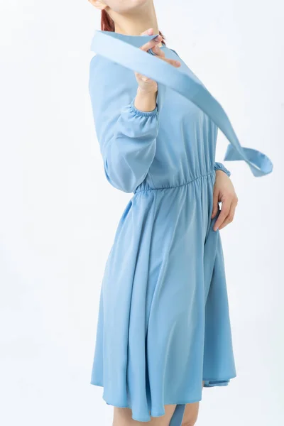 Жінка Блакитній Літній Сукні Кидає Легкий Тканинний Пояс Камеру Літній — стокове фото