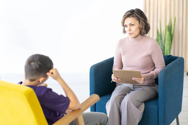 Middle Aged Woman Psychologist Accepts Teenager Light Cozy Office Writes — Stock Photo, Image