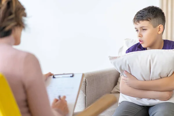 Anxious Boy Purple Shirt Hugs Pillow Psychologist Foreground Blurred Foreground — Stock Photo, Image