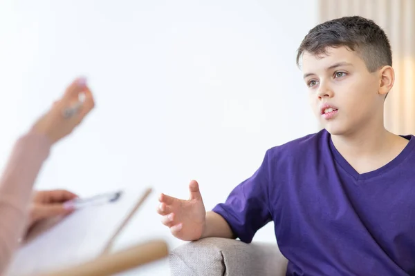 Teenage Boy Purple Shirt Gesturing Sharing His Experiences Psychotherapist Female — Stock Photo, Image