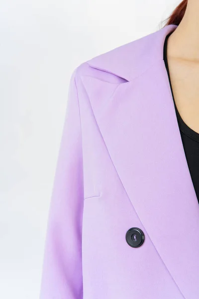 Крупним Планом Комірець Жінки Світло Фіолетовий Піджак Одна Чорна Кнопка — стокове фото