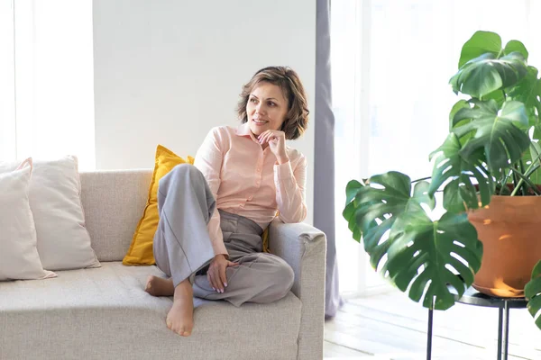 Portrait Happy Middle Aged Business Woman Relaxing Sofa Her Home — Stock Photo, Image