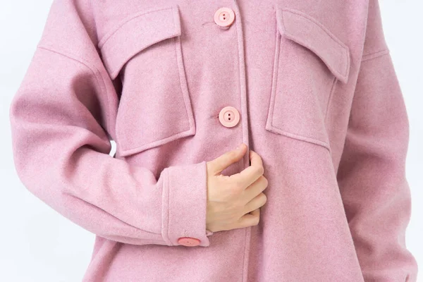 Gros Plan Une Femme Boutonnant Son Manteau Manteau Rose Avec — Photo