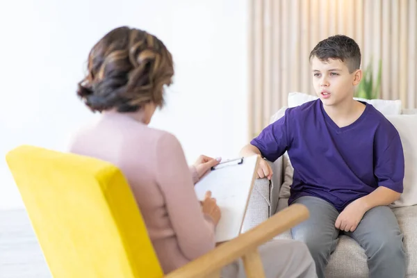 Teenage Boy Purple Shirt Shares His Experiences Psychotherapist Woman Psychotherapist — Stock Photo, Image