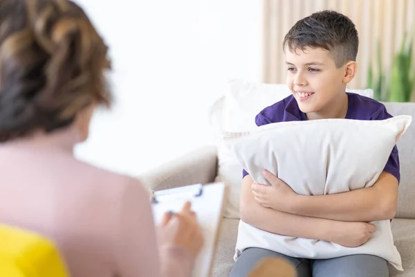 Unrecognizable Woman Psychotherapist Conducts Therapy Teenager Happy Boy Hugs Pillow — Stock Photo, Image