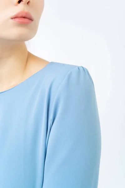 파란색 드레스나 셔츠를 여성의 클로즈업 천으로만들어 — 스톡 사진