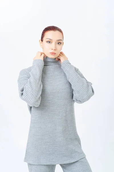 Asian Woman Red Hair Standing Warm Gray Cashmere Tracksuit Adjusts — Stock Photo, Image
