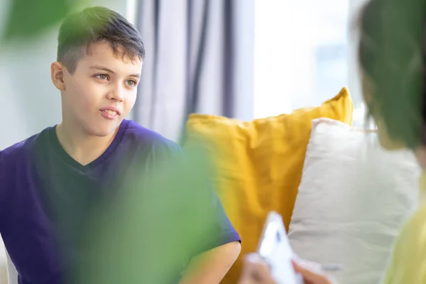 Adolescent Souriant Joyeux Shirt Violet Parle Psychologue Pour Enfants Premier — Photo