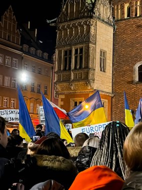 Wroclaw, Polonya - 02.24.2022: Rusya 'nın Ukraynalı gurbetçilerle ve Polonyalı destekçilerle bir araya geldiği Ukrayna savaşını protesto