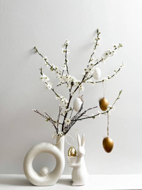 Yaban tavşanı ve yumurtalı hafif bir arka planda paskalya kompozisyonu