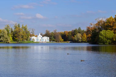 Catherine Park, Puşkin, Saint Petersburg, Rusya 'da sonbahar yeşilliklerinde Grotto pavyonu olan büyük gölet