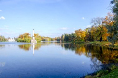 Catherine Park, Puşkin, Saint Petersburg, Rusya 'da sonbahar yeşilliklerinde Grotto köşkü ve Chesme sütunlu büyük gölet