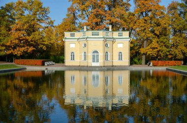 Catherine Park, Tsarskoe Selo 'da (Puşkin) sonbahar yeşilliklerinde, St. Petersburg, Rusya